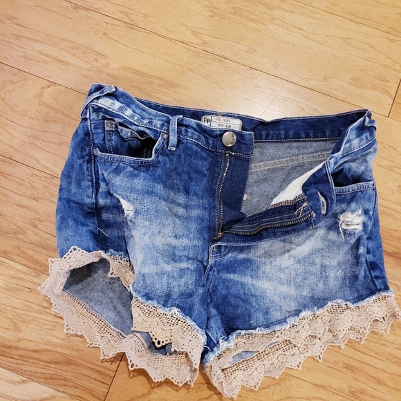 Free People High Rise Lace Hem Shorts 28 - Picture 5 of 7
